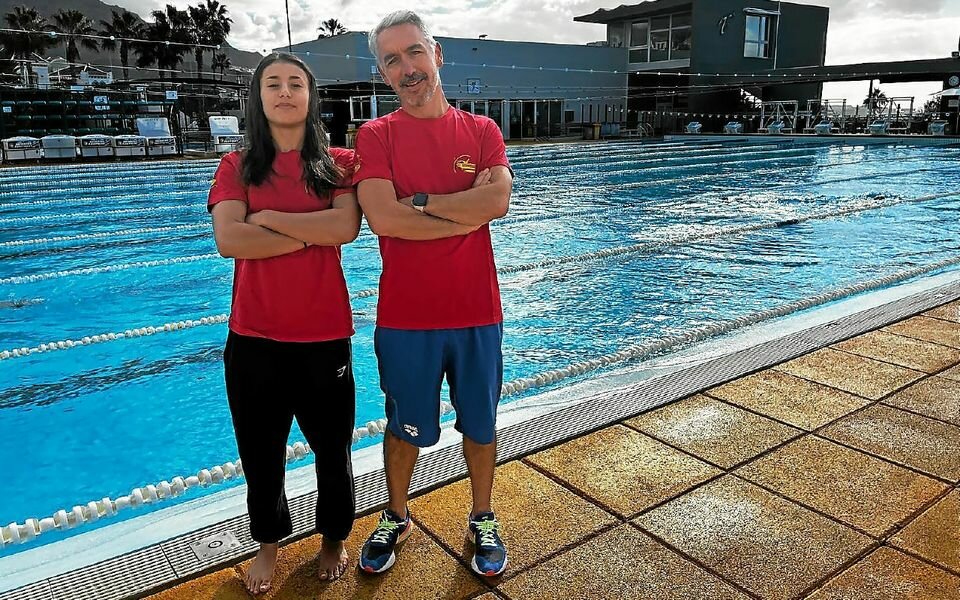 Romane Labhini et son entra&icirc;neur Franck Pouliquen, deux membres des Nageurs Bigoudens, en stage avec l&rsquo;&eacute;quipe de France Rel&egrave;ve du 6 au 14&nbsp;janvier &agrave; Tenerife
